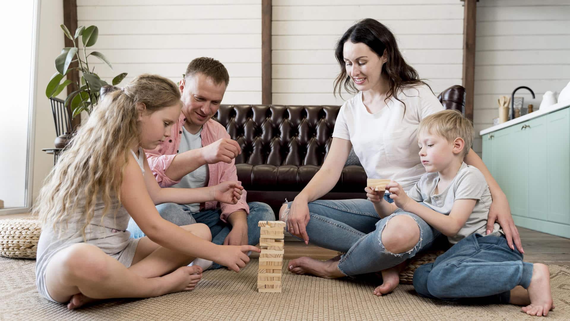 Родители и дети играют вместе