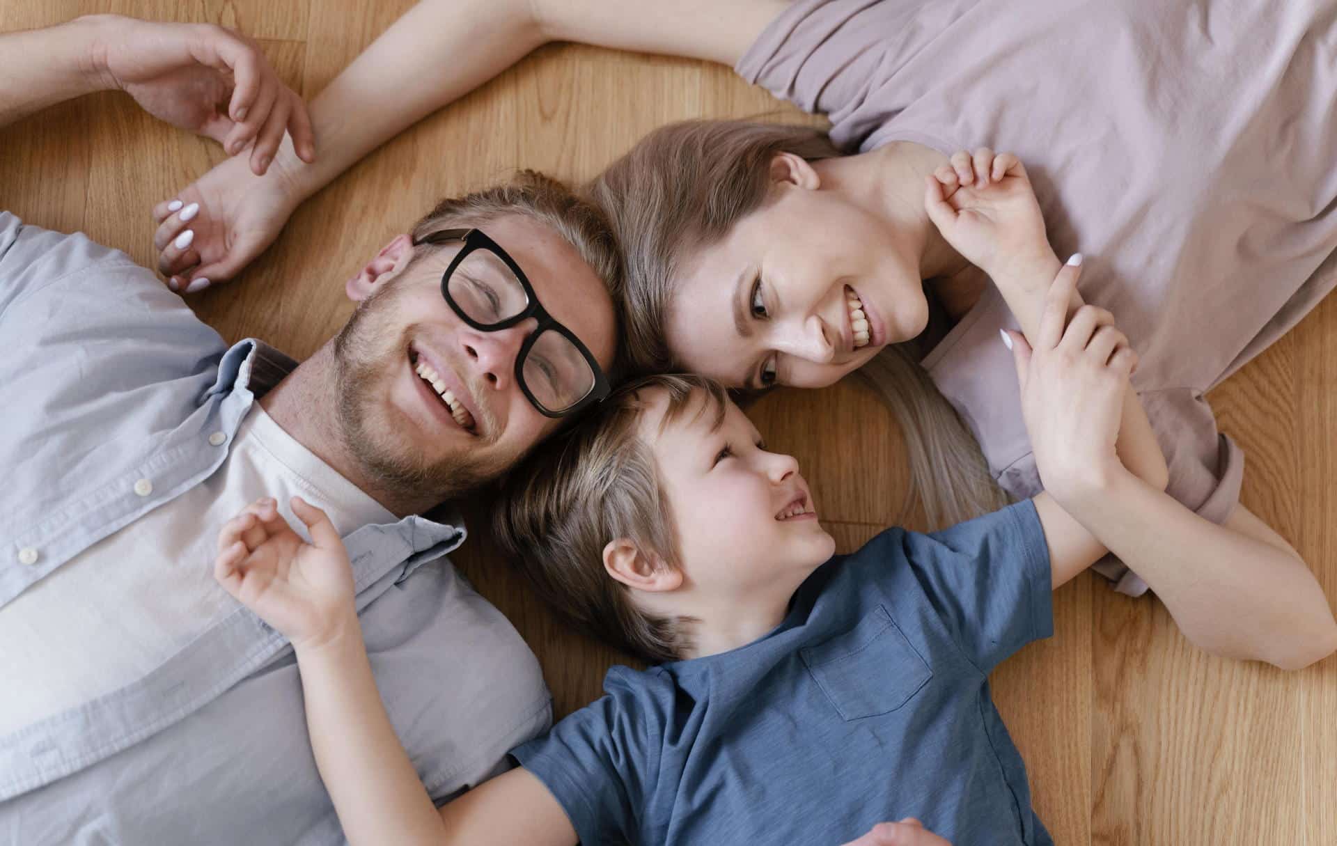 Счастливые родители и ребенок